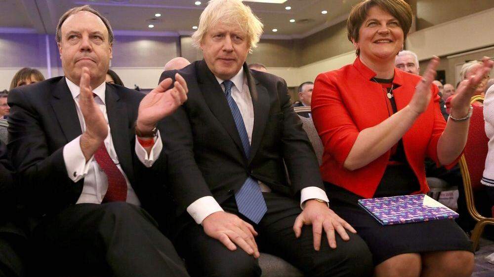 Boris Johnson mit den DUP-Chefs Nigel Dodds und Arlene Foster