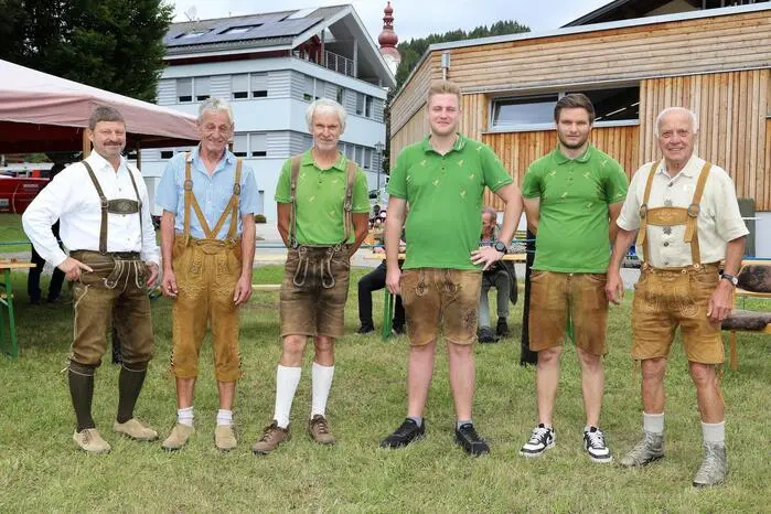 Das Team Ringergruppe Sirnitz und des Nockgebietes unter ihrem Obmann Rudolf Obergrießnig (2. von links).