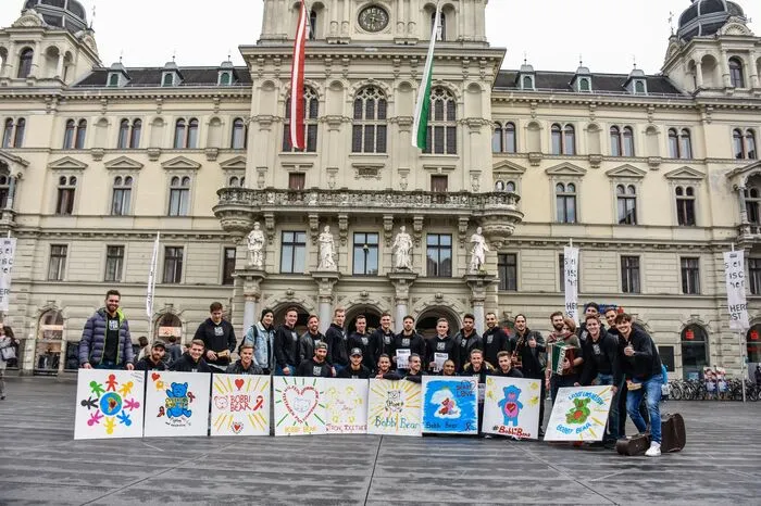 ... Ziel war es, möglichst viele Unterschriften auf den Bildern und Spenden für die Operation Bobbi Bear zu sammeln.