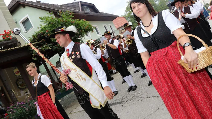 Musikalisch wurden sie von der „Trachtenkapelle Tiffen“ unter Leitung von Andrea Engber und Stabführer Herwig Hinteregger begleitet. Am Abend und am Montag sorgten dann „Die jungen Wernberger“ für Stimmung mit Tanz &amp; Unterhaltung für die zahlreichen KirchtagsbesucherInnen.