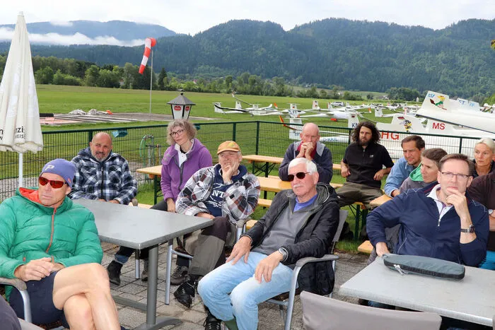 Die Aufgabe, eine vorgegebene Strecke in möglichst kurzer Zeit zu absolvieren, gelang dann auch nur am Sonntag. Samstag machten schnell entstehende Schauer die Entwicklung von thermischen Aufwinden, die genutzt werden müssen um Höhe zu gewinnen, früh zunichte. Da hieß es schnell heimkommen, ohne die Zielpunkte anzufliegen.