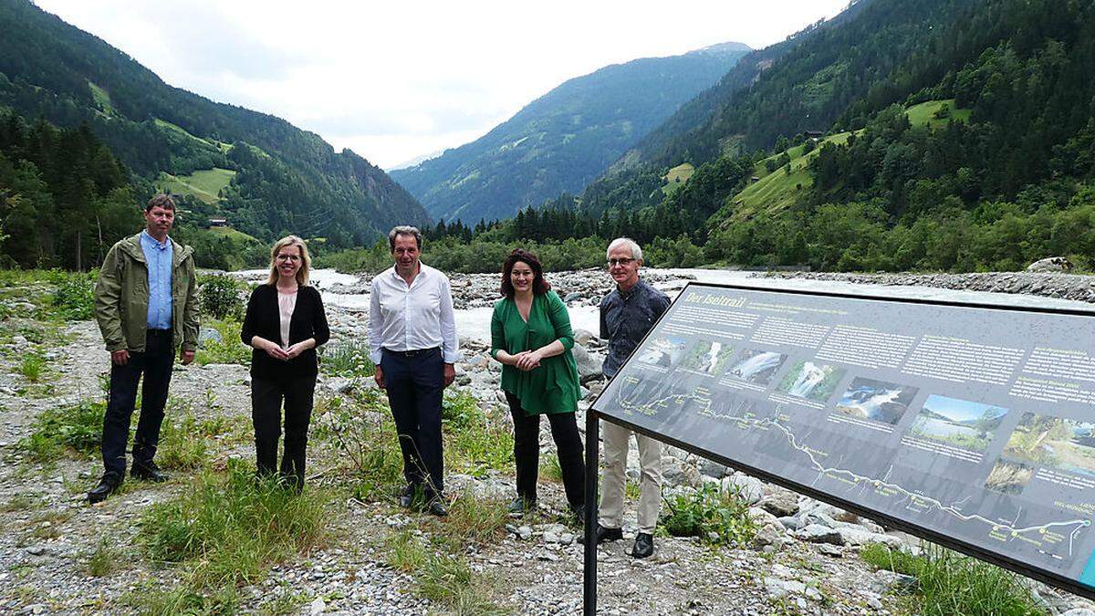 Sektionschef Wasserwirtschaft Günter Liebel, Leonore Gewessler, Franz Theurl, Ingrid Felipe und Walter Hopfgartner, Leiter Wasserbau BBA Lienz 