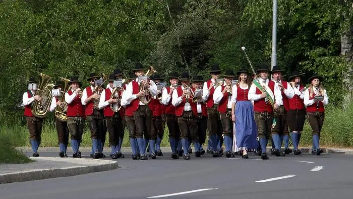 Das gemeinsame Schnitzen des Maibaums und das Fest von sechs Freundschaftskapellen mit mehr als 200 Mitwirkenden bildeten den Höhepunkt des Musikerfestes ganz unter dem Motto „80 Jahre Kriegsende – 80 Jahre Frieden“. 