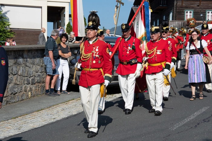 Beim Festumzug nahmen viele Traditionsvereine in Uniform und Tracht teil.