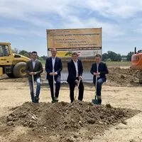 Lukas Schnitzer, Stadtwerkechef Franz Friedl, Bürgermeister Franz Jost, Anlagenbauer Claus Burkhardt (v.l.)