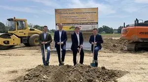 Lukas Schnitzer, Stadtwerkechef Franz Friedl, Bürgermeister Franz Jost, Anlagenbauer Claus Burkhardt (v.l.)