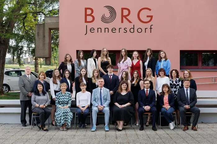 Für die Maturantinnen und Maturanten der 8B-Klasse des (Sport)Borg Jennersdorf von Klassenvorstand Hanna Donner ist die Matura erfolgreich über die Bühne gegangen
