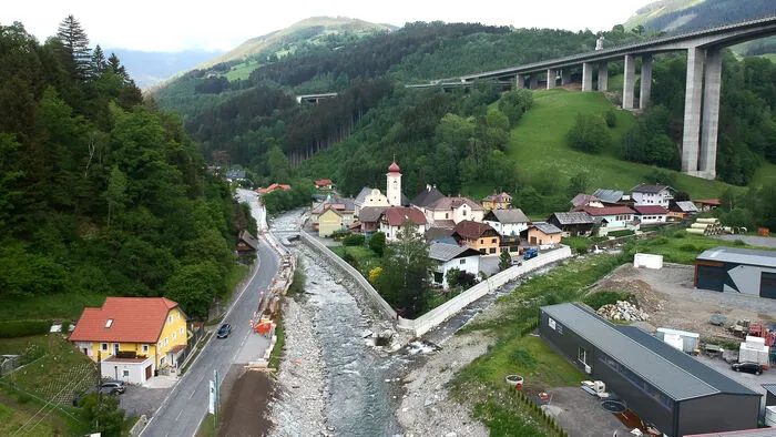 Ein Blick aus der Vogelperspektive zeigt das von möglichen Hochwassern gefährdete Gebiet der Einmündung des Nöringbaches in den Lieserfluss und die durchgeführten Bauarbeiten.