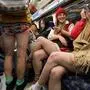 Die Teilnehmerinnen und Teilnehmer des „No Trousers Tube Day“ ließen sich von eisigen Temperaturen aber nicht abschrecken.