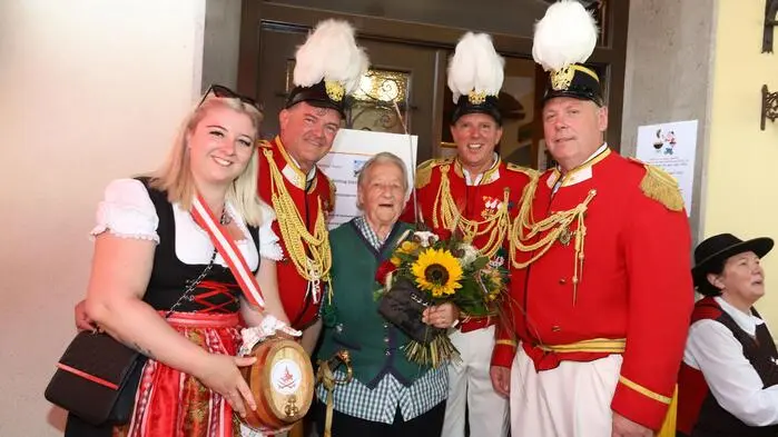 Die beliebte „GH-Tiffnerwirtin“ Gottfrieda Huber wurde von den Schützen mit einem Blumenstrauß beschenkt.