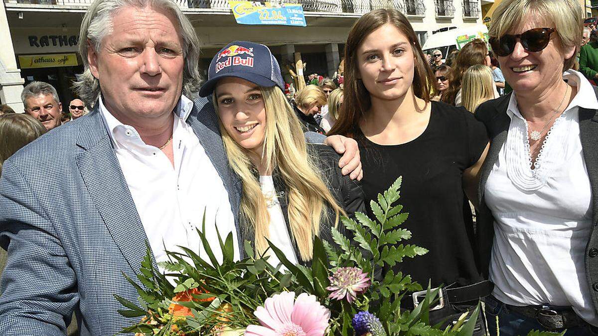 Familienfoto: Peter, Anna, Eva und Lisbeht Gasser