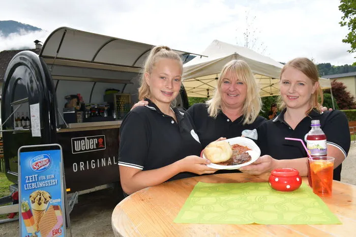 Roswitha Hohenberger sorgt mit ihrem Food Truck für erfrischende Getränke und Speisen - im Bild mit ihren Töchtern Sarah (links) und Sabrina (rechts).