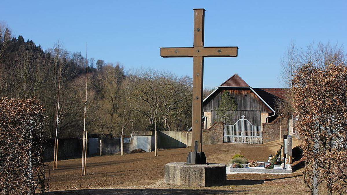 In Lavamünd entsteht der „Friedpark zur Drau“. Bäume wurden bereits gepflanzt. Beim Kreuz wird Platz für Kerzen geschaffen