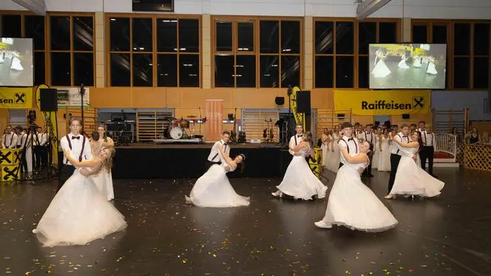 Am Samstag, dem 22. November, verwandelte sich die Stadtwerke-Hartberg-Halle in einen königlichen Ballsaal. 