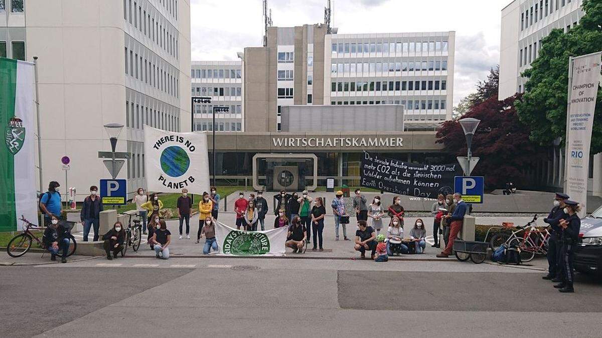 Demo vor der Wirtschaftskammer Graz