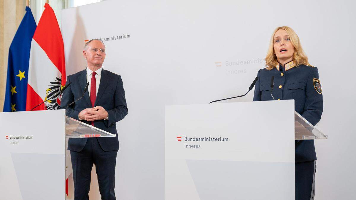 Bundesminister Gerhard Karner und Landespolizeidirektorin Michaela Kohlweiß bei der Pressekonferenz im Innenministerium