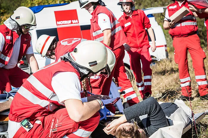 Die Übungsannahme war, dass ein Kurzstrecken-Flugzeug am Flughafen Klagenfurt die Rollbahn verlässt, in einer Wiese landet, zerbricht und in Flammen aufgeht.