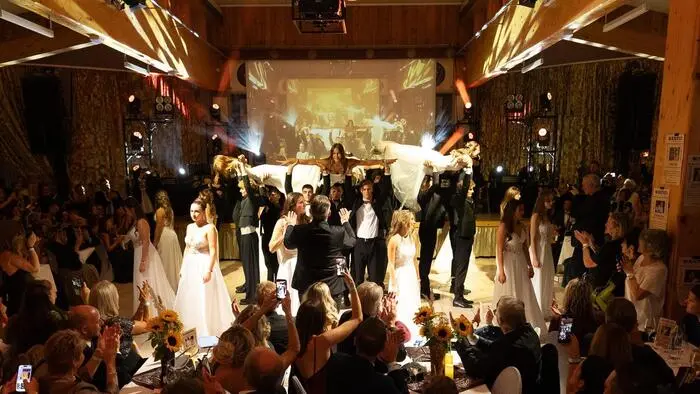 Unter dem Motto „Wild Wild West – Our Last Ride“ feierten die Maturantinnen und Maturanten des Abteigymnasiums Seckau am 17. Oktober 2026 ihren Maturaball in der Burg Spielberg.