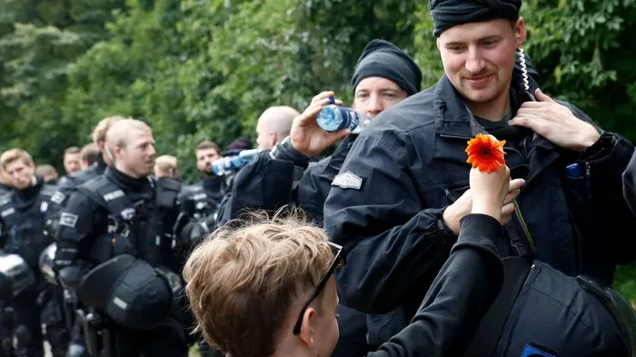 Blumen für die Polizisten: Eine kleine Wertschätzung für die vielen Polizisten, die seit Tagen im Einsatz beim G20-Gipfel in Hamburg waren.
