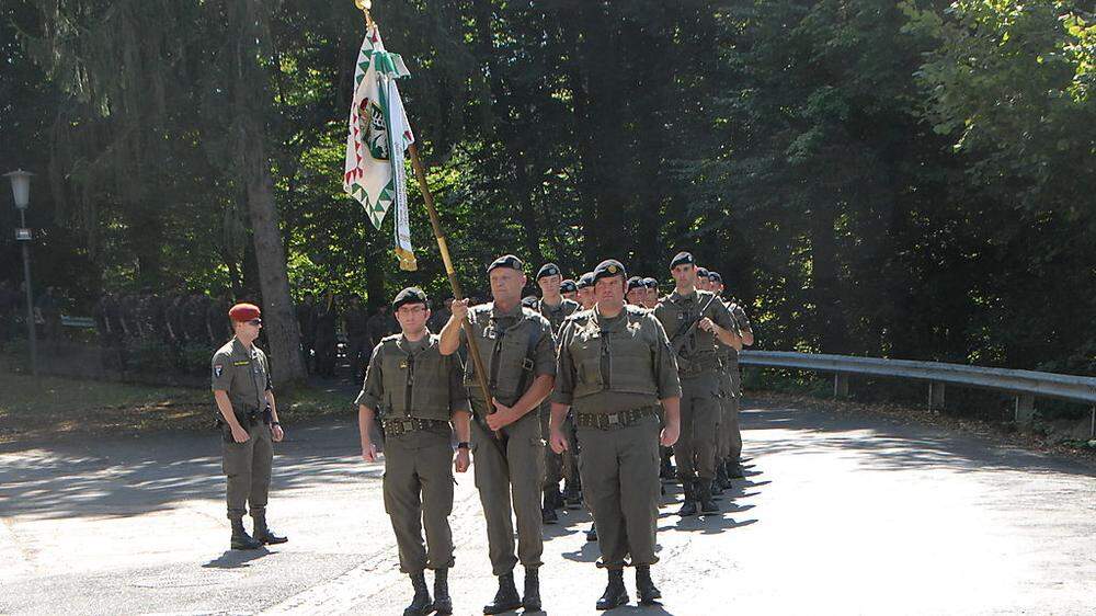 Die Soldaten marschieren aus Fehring ab