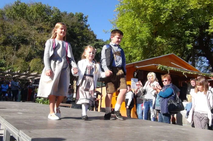 Den Nachmittag eröffnete eine herbstlich-bunte Trachtenmodenschau von handgefertigten Modellen für Kinder und Erwachsene aus der südsteirischen Manufaktur "A Gwond vom Land". Das „Trachtengwond“, darunter auch das neue Leibnitzer Dirndl, von Herta Lösch-Kriegl verbindet Tradition mit Zeitgeist. Für die musikalische Begleitung sorgte das südsteirische Gesangsduo "Inferno". Musikalische Unterhaltung bot auch die „Frank Heller Band“.