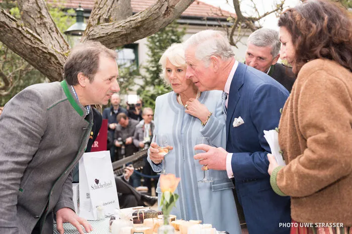 Unterstützung erhielten die beiden Steirer von Helena Wallner. Die Grande Dame des steirischen Journalismus fungierte als Übersetzerin und verzückte die Briten mit ihrem weststeirischen Charme.