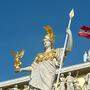 Die Statue der Pallas Athene vor dem Parlamentsgebäude