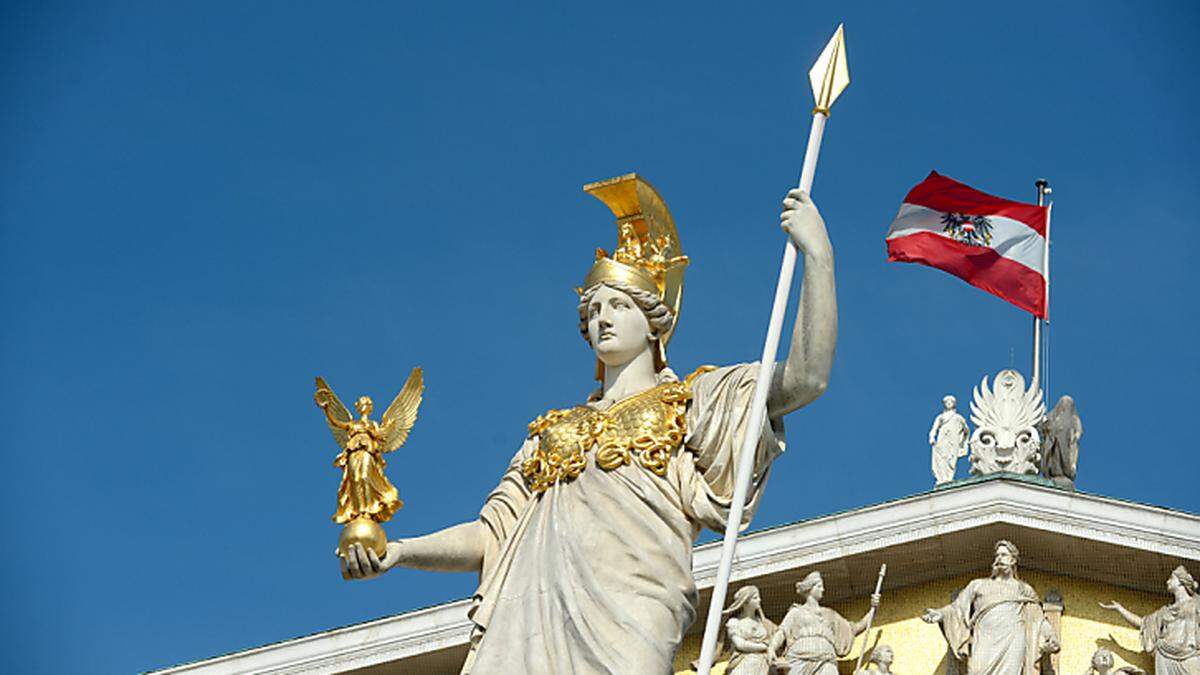 Die Statue der Pallas Athene vor dem Parlamentsgebäude