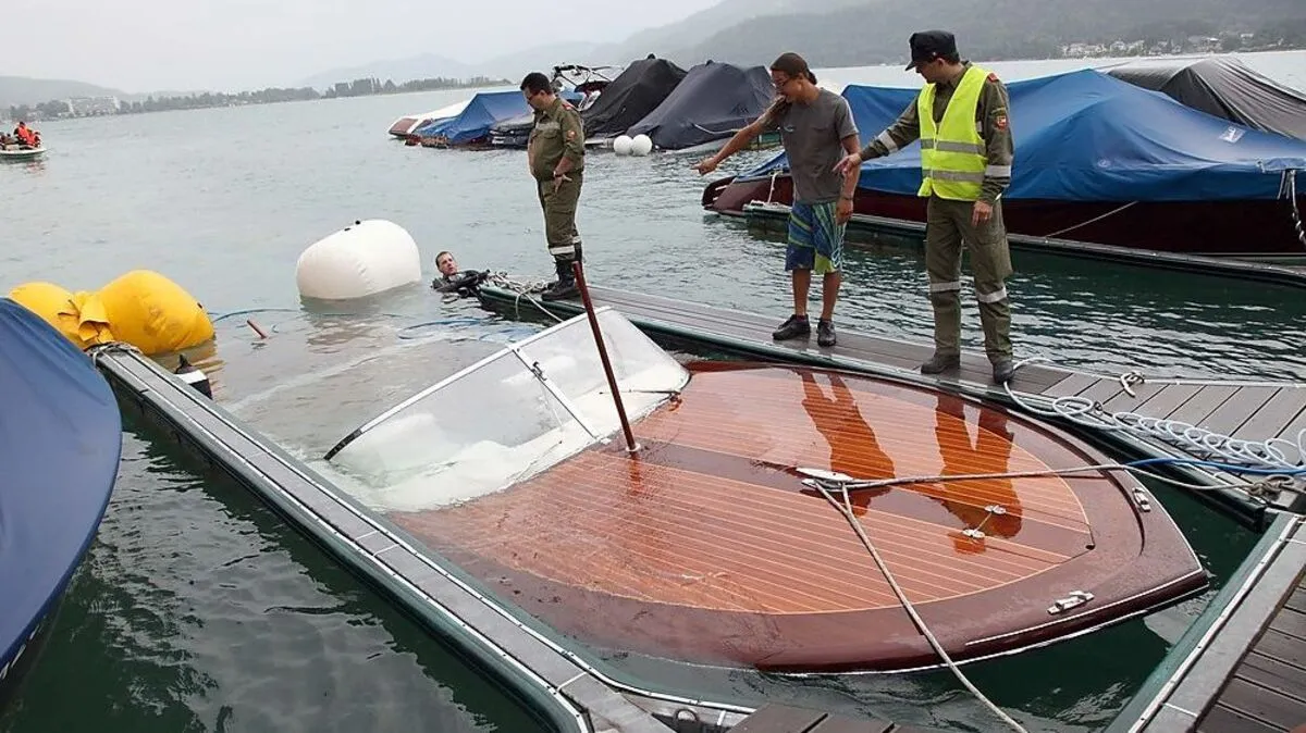 Taucher bergen das Motorboot