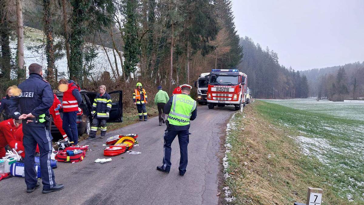 Die Freiwillige Feuerwehr Stiwoll wurde zu einem Verkehrsunfall mit eingeklemmter Person auf der L350 gerufen