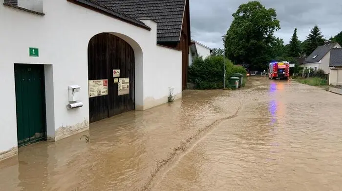 Lang anhaltender Starkregen und teils heftige Windböen haben in Niederösterreich den Einsatz von rund 900 Feuerwehrmitgliedern gefordert.
