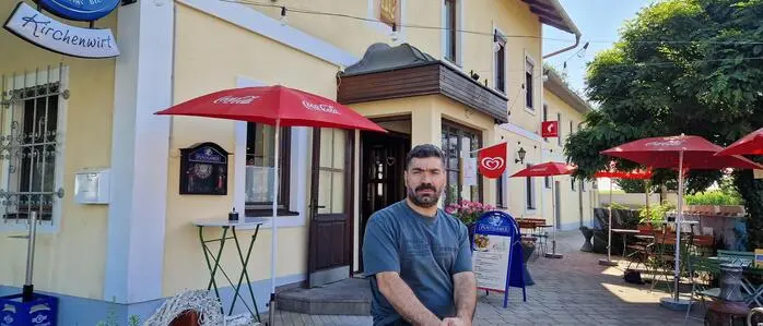 Hüseyin Cetintas vor dem Kirchenwirt. Vor einem Jahr hat er das traditionelle Gasthaus wieder eröffnet.