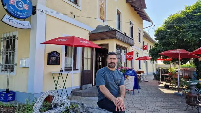 Hüseyin Cetintas vor dem Kirchenwirt. Vor einem Jahr hat er das traditionelle Gasthaus wieder eröffnet.
