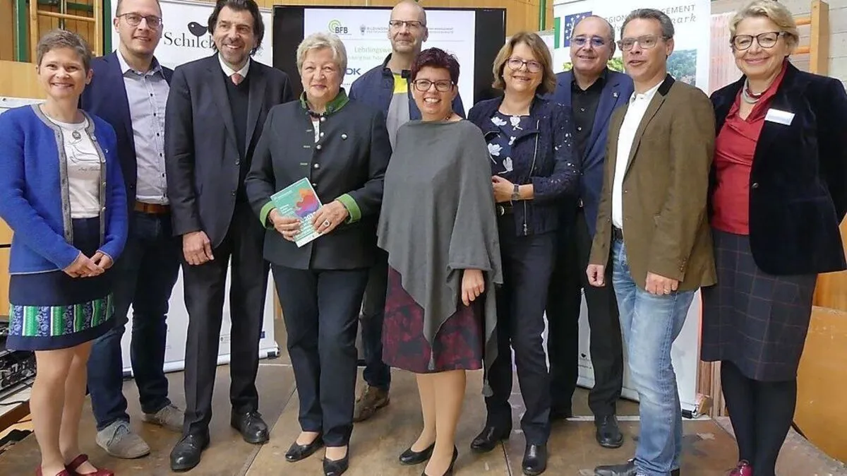Die Ehrengäste, LAbg. Helga Kügerl, LAbg. Bernadette Kerschler und Bürgermeister Josef Wallner mit den Organisatoren der Bildungsmesse