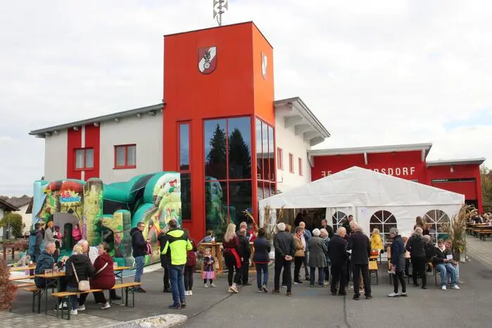 Bei Kastanien, Sturm, kulinarischen Schmankerln und selbstgebackenen Mehlspeisen konnten die vielen Besucher einen gemütlichen Staatsfeiertag genießen.
