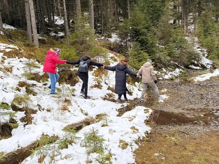 Vier Mütter von „Gemeinsam Weiter Gehen“ bei ihrem Treffen im Mai auf der Frauenalpe