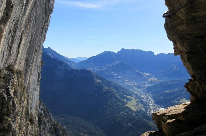 Um dieses Panorama genießen zu können, heißt es hoch hinaufsteigen auf die Seemauer in Eisenerz. Der Blick auf den Leopoldsteinersee und den Erzberg ist unbezahlbar.