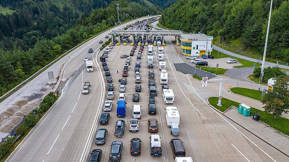 Am kommenden Wochenende werden an den Grenzübergängen zu Österreich wieder Staus erwartet. Mit einem Chaos wie am vergangenen Wochenende beim Karawankentunnel  rechnet der ÖAMTC aber nicht