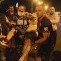 Protestierende helfen einem Verwundeten - Beamte gingen mit Schlagstöcken auf die Demonstranten los 