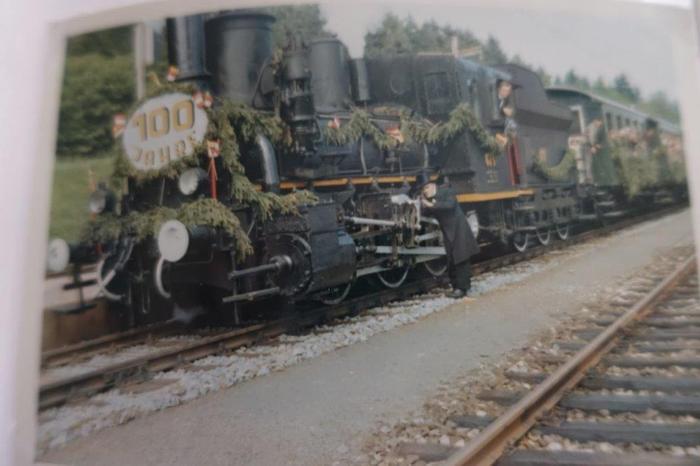 Dampflok und Waggons waren mit Reisig und Fähnchen geschmückt