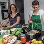 Die Ärztin Anna Grötschnig (links) und die Molekularbiologin Julia Ring verraten, worauf es beim Kochen ankommt, damit es besonders gesund ist.