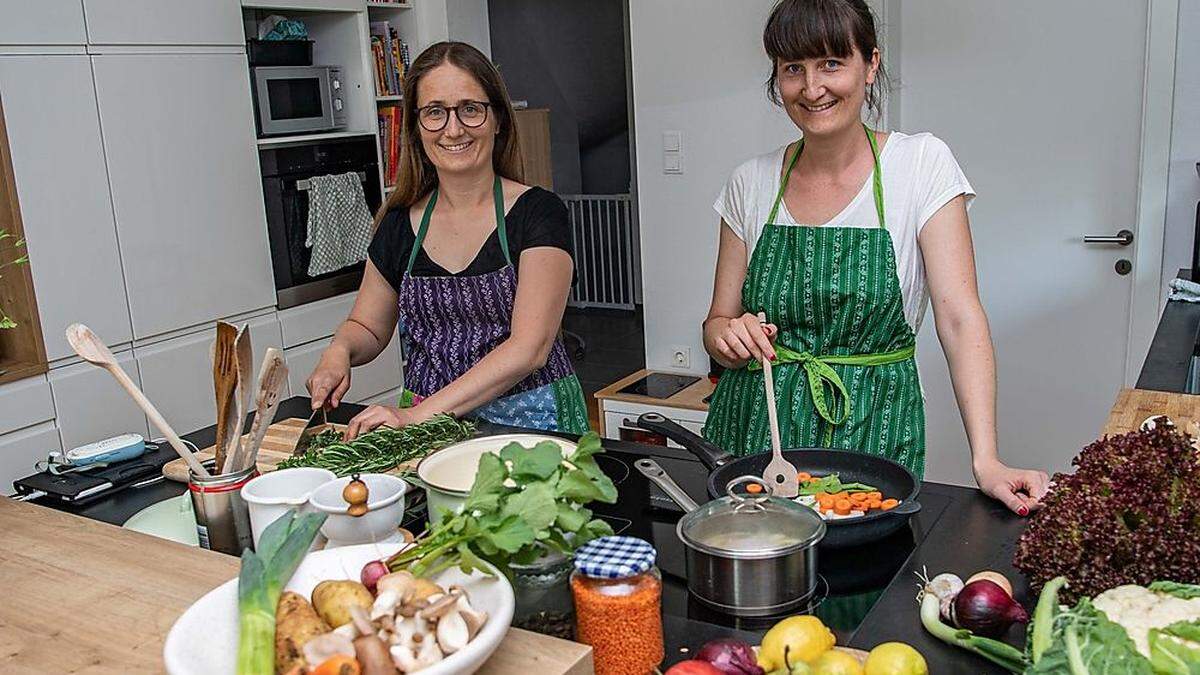 Die Ärztin Anna Grötschnig (links) und die Molekularbiologin Julia Ring verraten, worauf es beim Kochen ankommt, damit es besonders gesund ist.