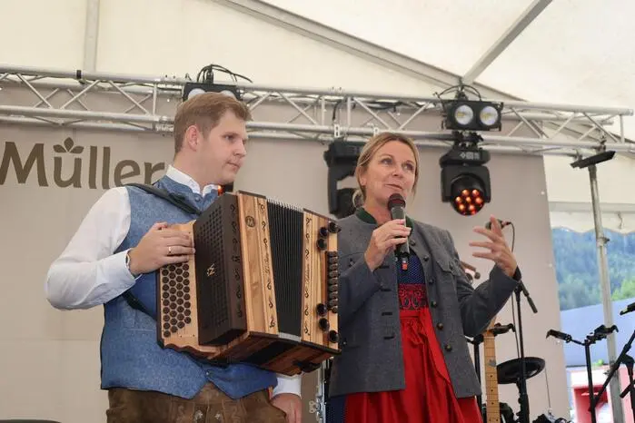 Stefan Schultermandl (links) testete die Jubiläumsharmonika.