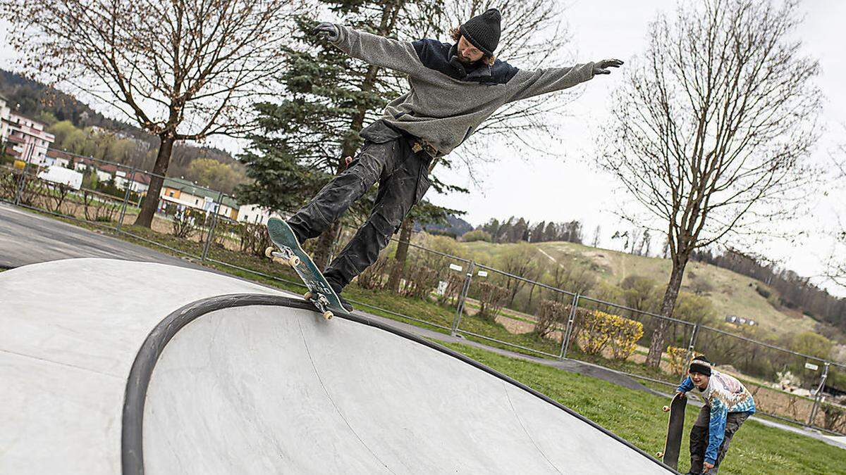 Für Frido Fiebinger und Philip Eppinger (hinten rechts) beim Testen der Obstacles