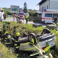 Das Auto landete auf dem Dach in einem Bach