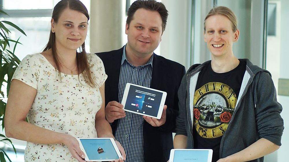 Klaus Schöffmann (Mitte) hält mit Informatik-Studierenden einen Crashkurs für Programmiersprachen