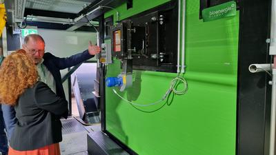 GF Christian Lazarevic präsentierte das kürzlich in Betrieb genommene Biomasseheizwerk der Roto Frank Austria GmbH