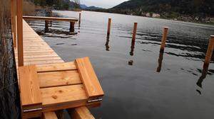 In Steindorf am Ossiacher See sorgt ein neuer Bootssteg für Wirbel | Der Stegvorbau und die Anlegestellen stoßen einer Anrainerin auf