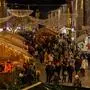 Ein weihnachtlich geschmückter Platz mit vielen Menschen  | Der Villacher Advent holt tausende Menschen in die Stadt, er kostet aber auch 600.000 Euro