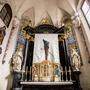 Seit dem heutigen Aschermittwoch verhüllt das Tuch von Georg Riesenhuber den Altar in der Tainacher Kirche 